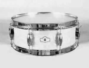 CAMCO: caw002s 5x14, 60’s, Oaklawn badge, white marine pearl, 8 “Tuxedo” lugs, triple-flanged rims.